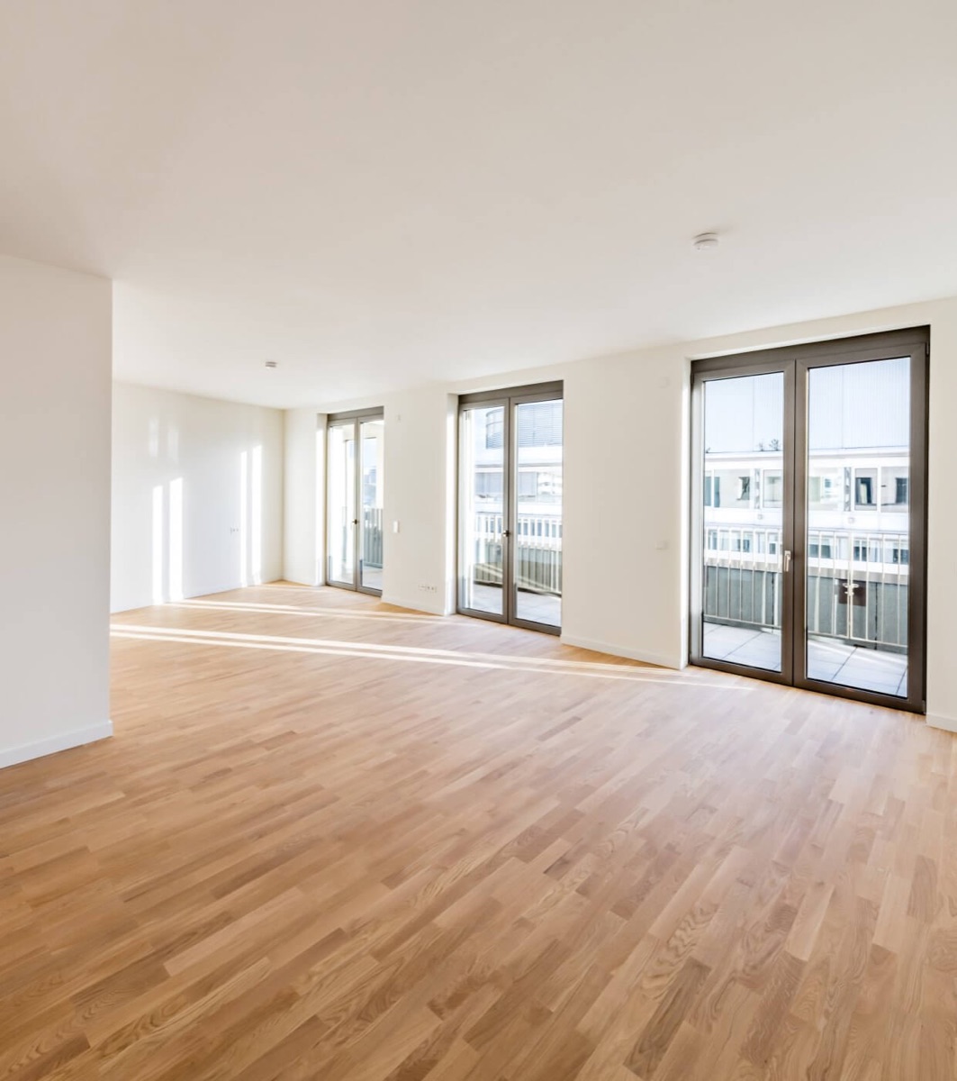 Großzügiges Wohnzimmer mit bodentiefen Terrassentüren