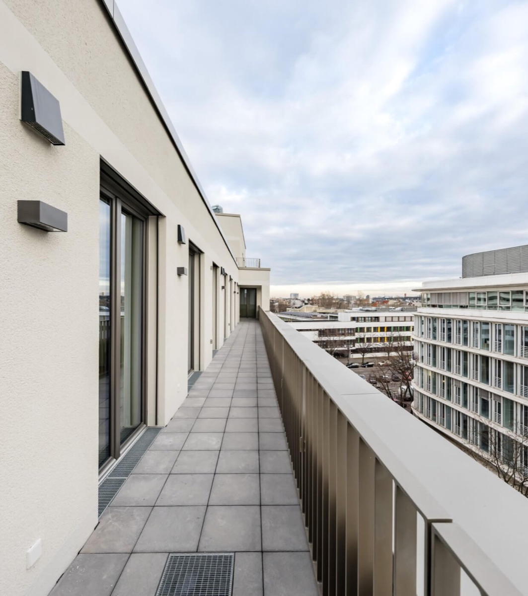 Moderner Balkon mit Blick über die Stadt