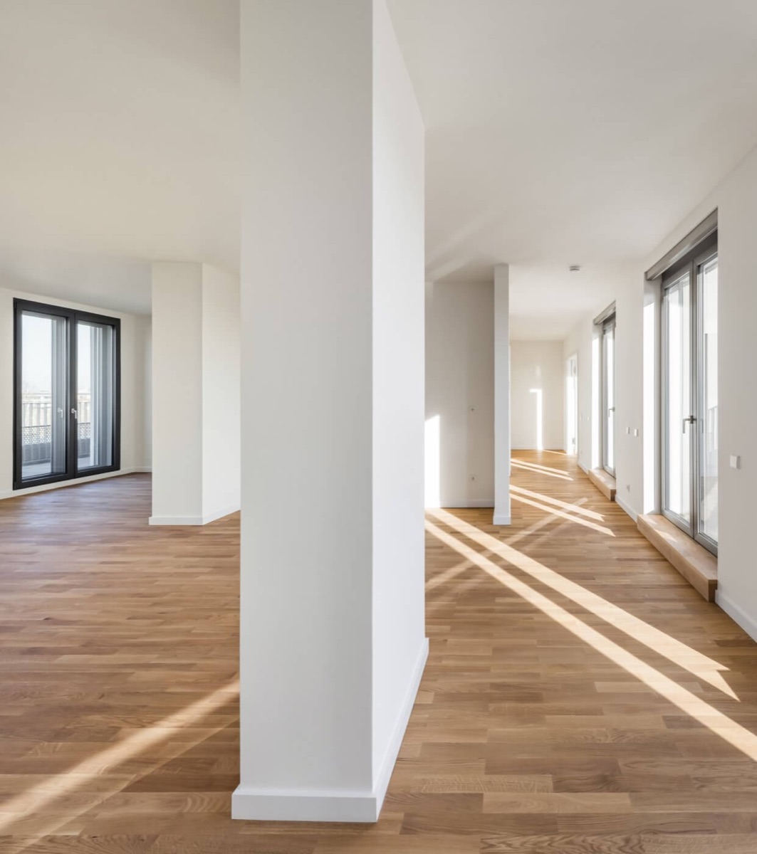 Offenes Wohnzimmer mit Echtholzparkett