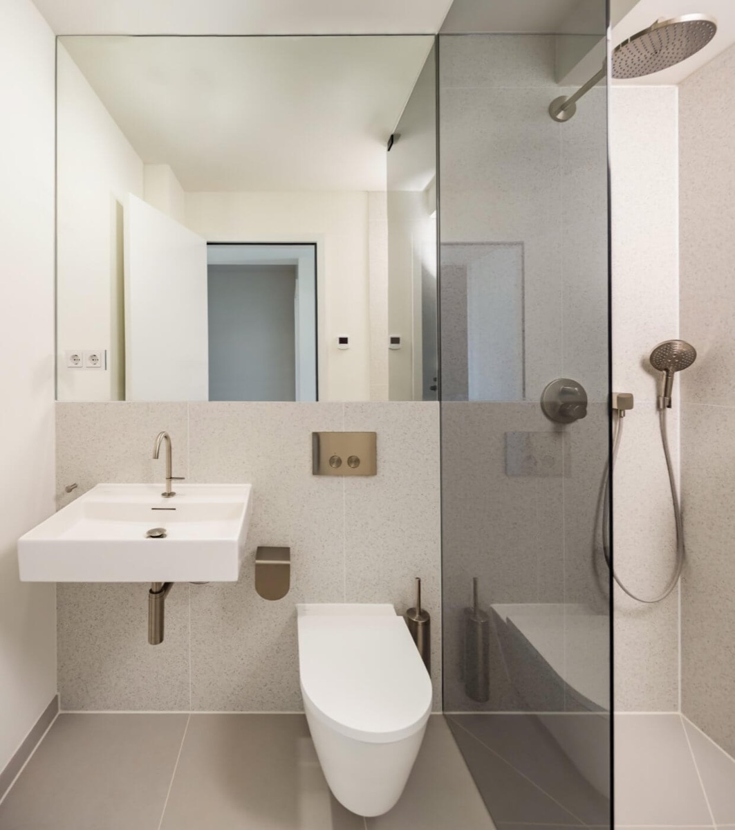 Badezimmer mit Glasdusche und Markenarmaturen