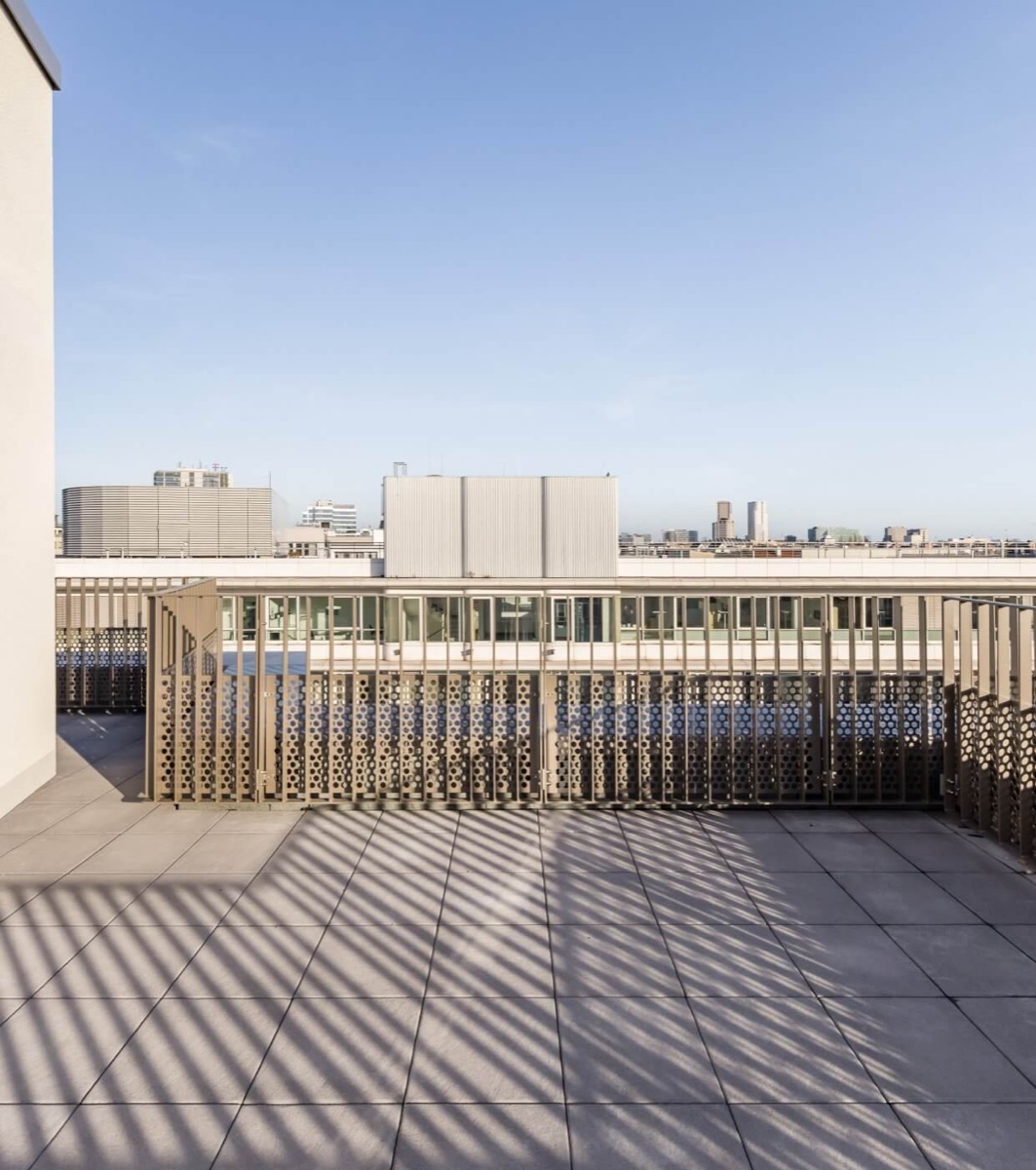 Großzügige Terrasse mit Schiebetüren
