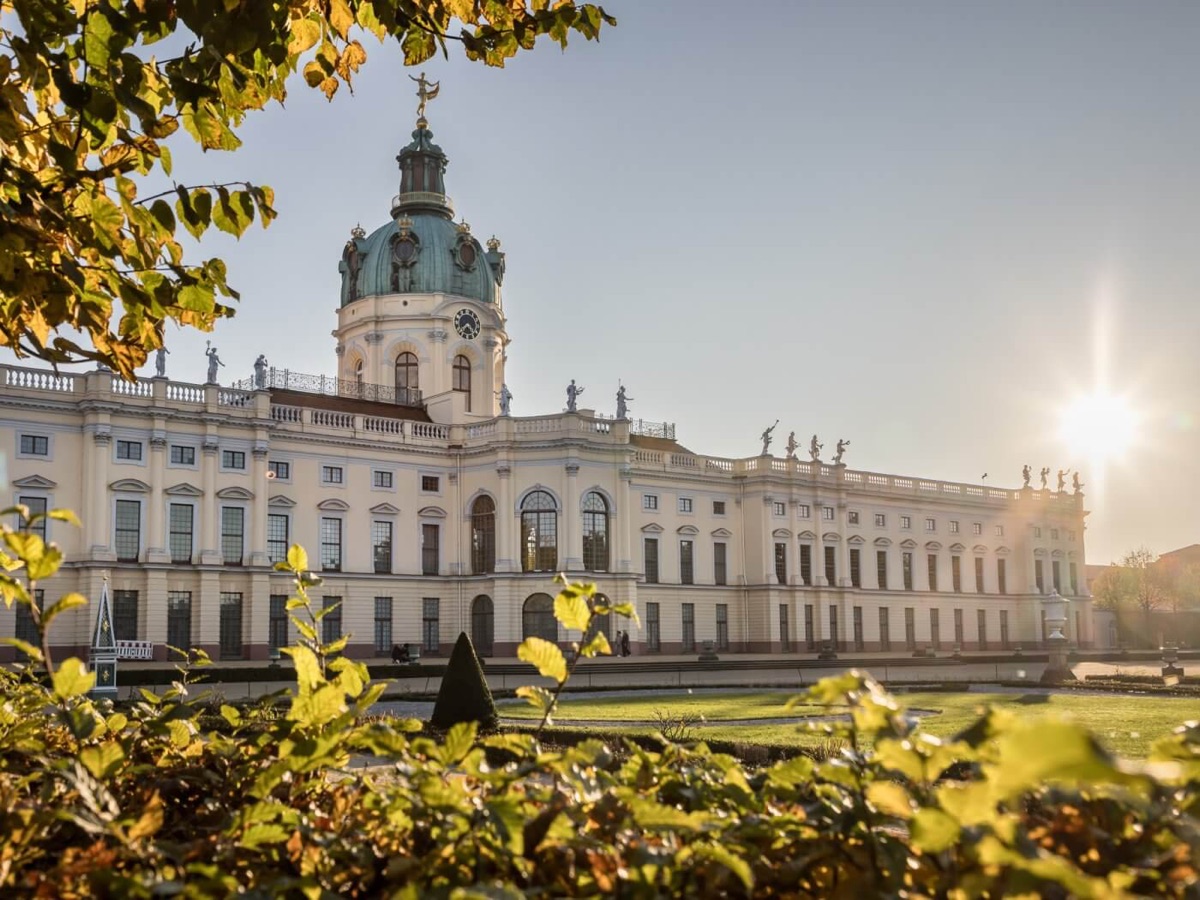 Schloss Charlottenburg mit herbstlicher Parklandschaft